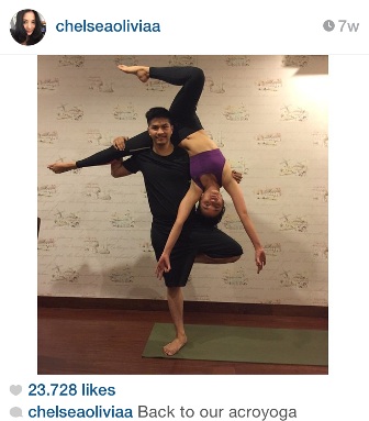 Chelsea Olivia dan Glenn Alinskie Pamer Pose AcroYoga